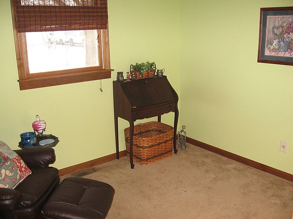 4th image of 2220 Beechwood Dr