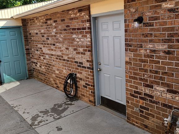 3rd image of 810 Valerie Ln