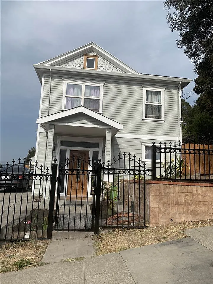3142 Davis St photo 1