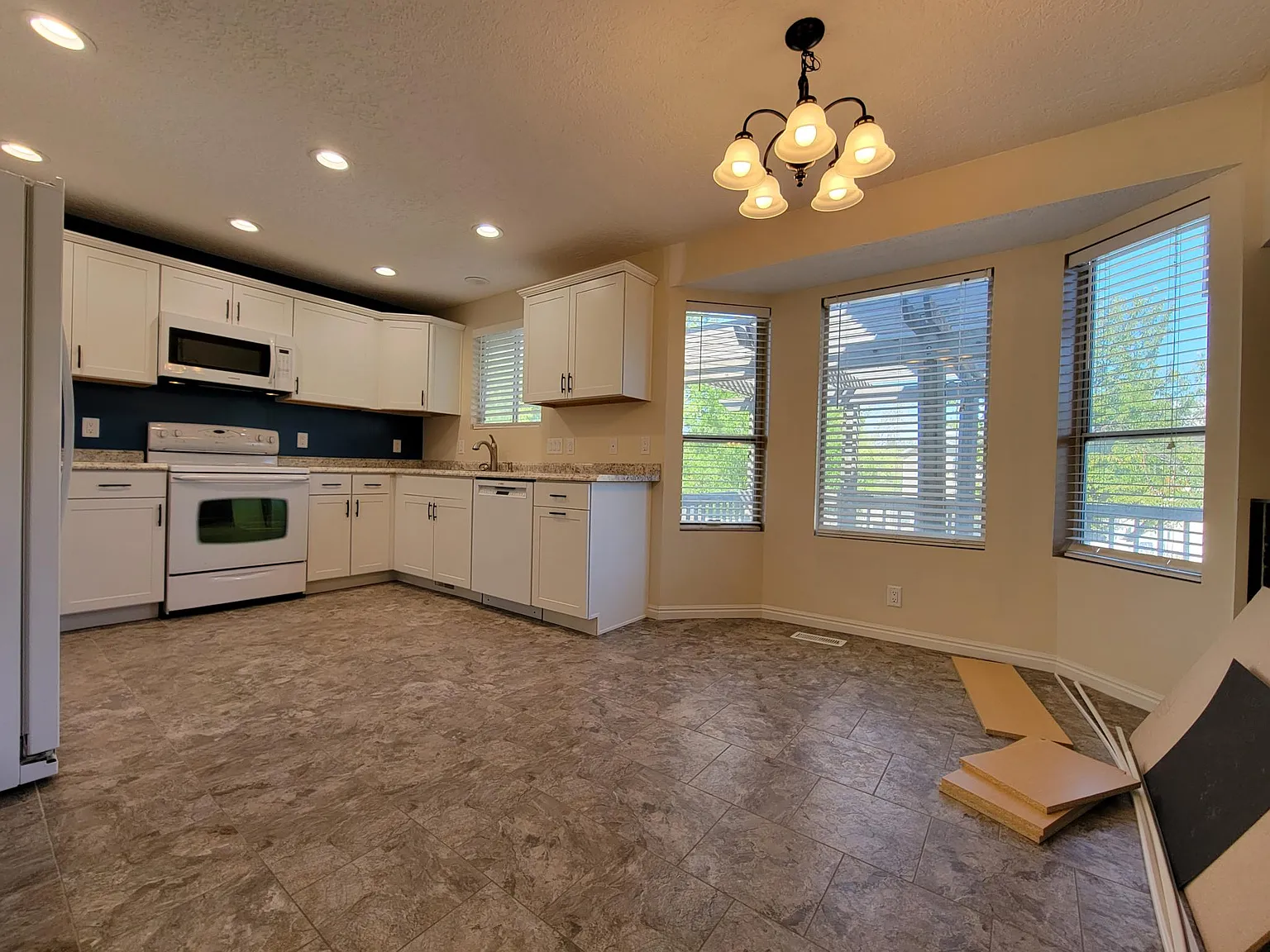 3 bed, 2.5 bath, 1802 sqft, $2,450 — Photo 2