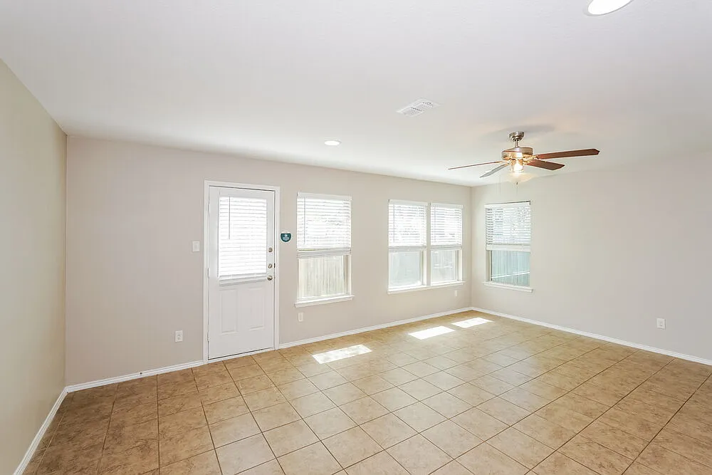 3 bed, 2.0 bath, 2134 sqft, $2,380 — Photo 4