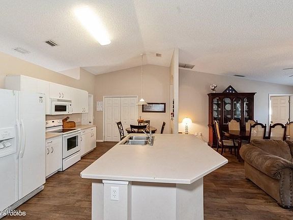 03_487AviationAveNE_5_Kitchen_LowRes