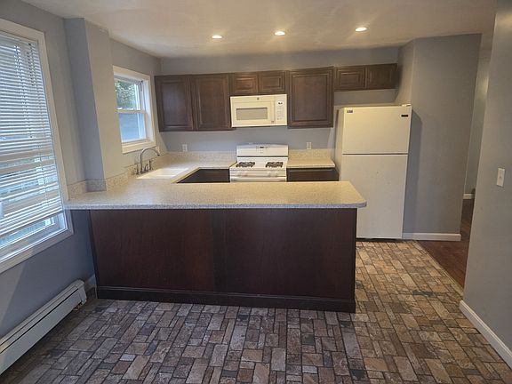 4th image of 953 Globe St