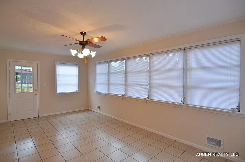 Cute 3 Bedroom House w/ Fenced Yard — Photo 4