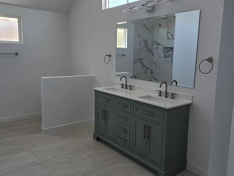 1042 Franklin Ave — Photo 2