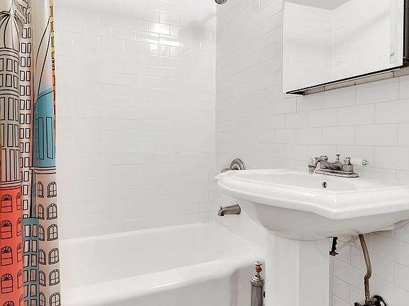 3rd image of 404 E 88th St APT 4C