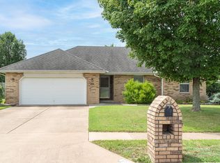 3552 W Shawnee Dr, Springfield, MO 65810