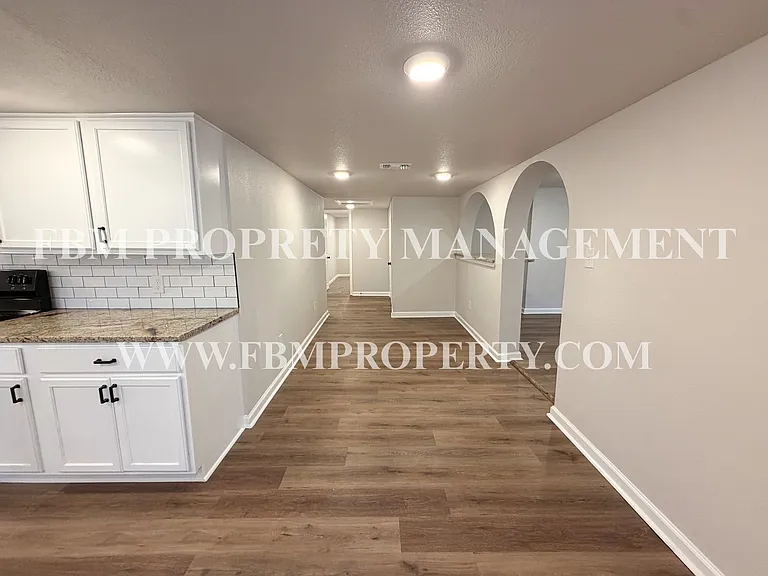 303 E Thompson St — Photo 12