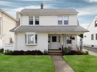 240 Beebe Rd, Mineola, NY 11501