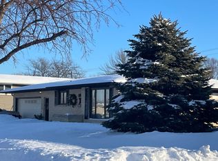 305 Golf Ln, Yankton, SD 57078