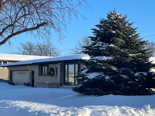 305 Golf Ln, Yankton, SD 57078