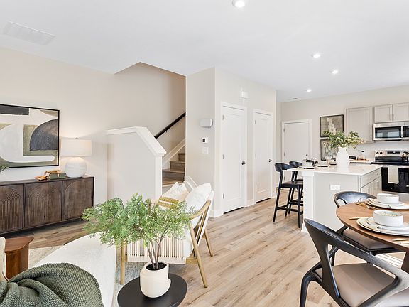 4th image of 740 Peony Pl #1097