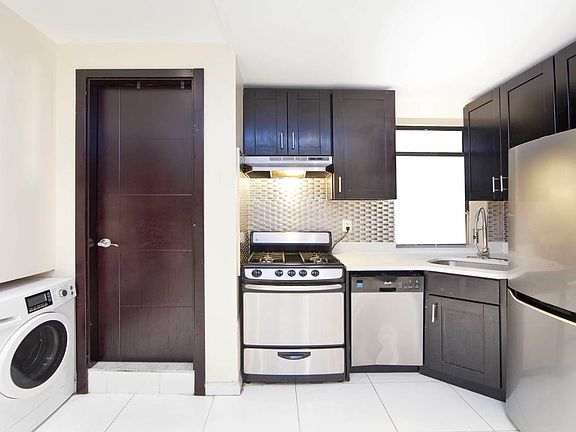 3rd image of 15 W 107th St