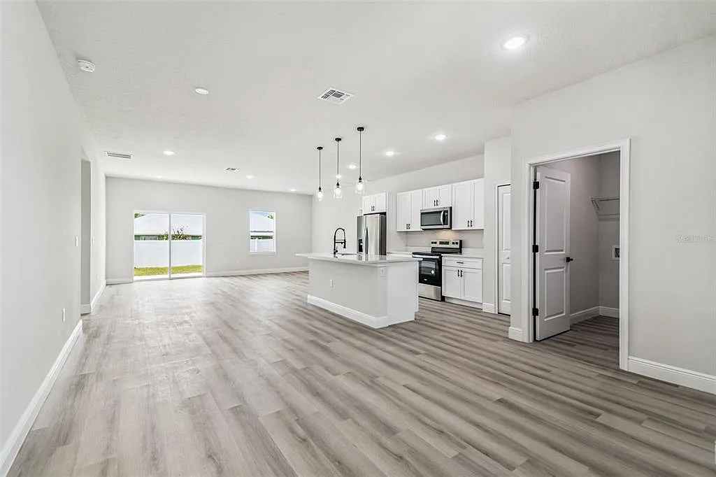 4 bed, 2.0 bath, 1833 sqft, $2,050 — Photo 4