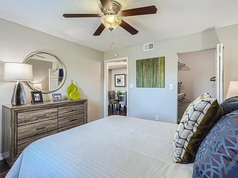 Lakeside Central Apartments — Photo 7