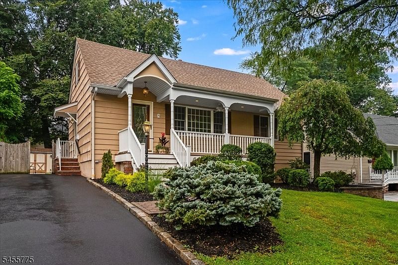 1st image of 15 Oak Ln