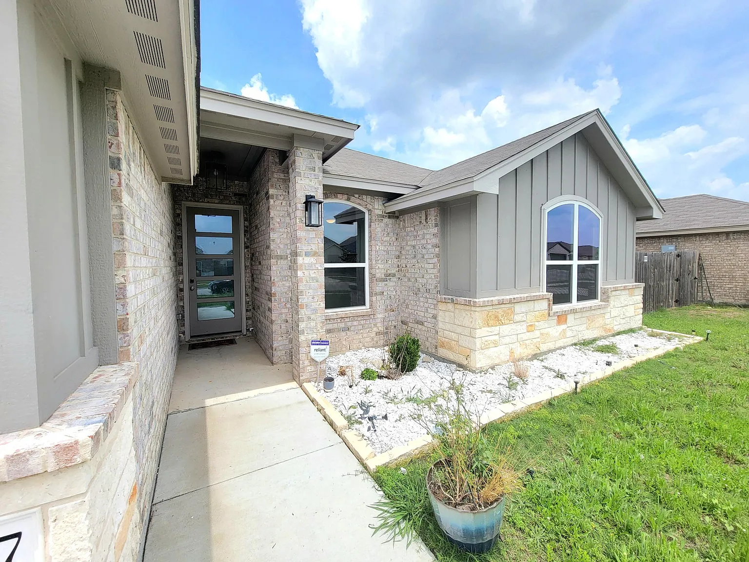 4 bed, 2076 sqft, $2,200 — Photo 3