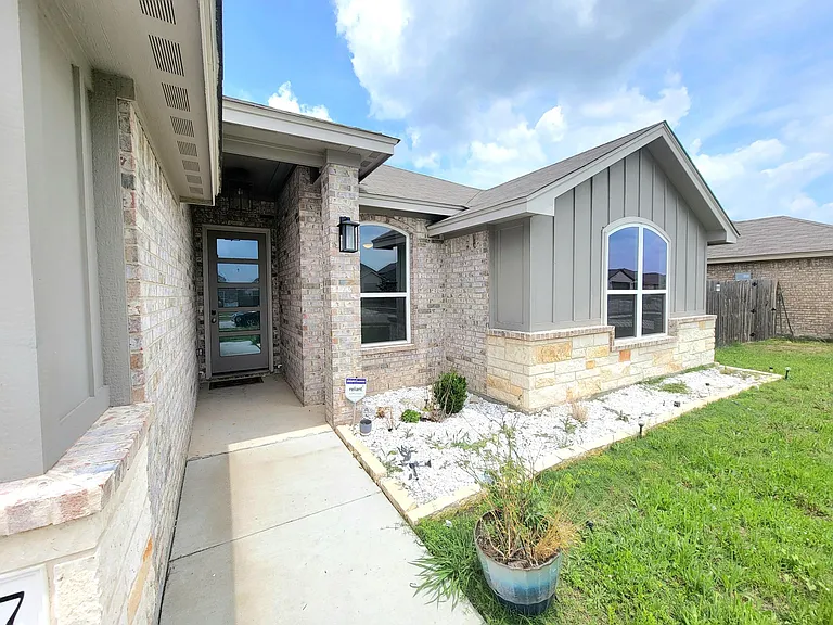 807 Holliday Dr — Photo 3