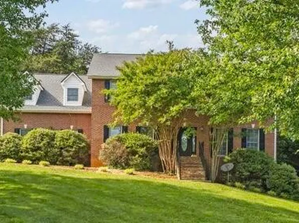 3304 Green Meadows Dr, Johnson City, TN 37604