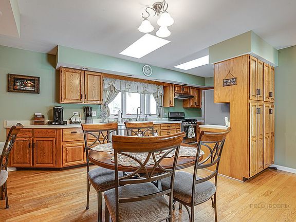 5th image of 686 N Sharon Dr
