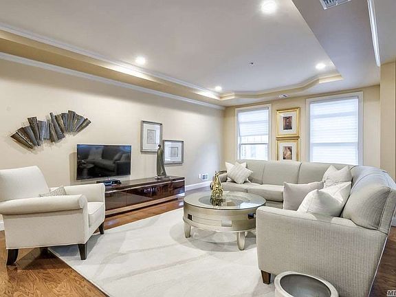 3rd image of 107 Roosevelt Way