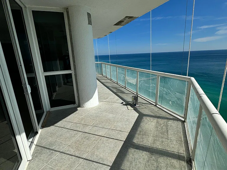 Collins Ave — Photo 15