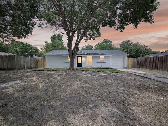 2nd image of 205 NW Summercrest Blvd