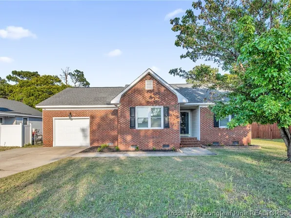 805 Windingwood Pl, Hope Mills, NC 28348