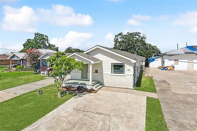 725 Macarthur Ave — Photo 2