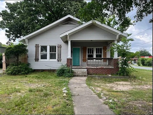1700 Moss St — Photo 1