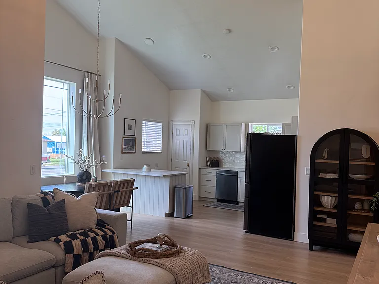 370 N 800 W — Photo 4