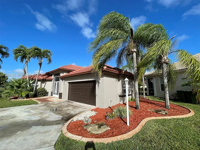 2710 Augusta Dr — Photo 2
