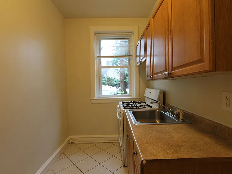13-15 E Upsal St — Photo 17