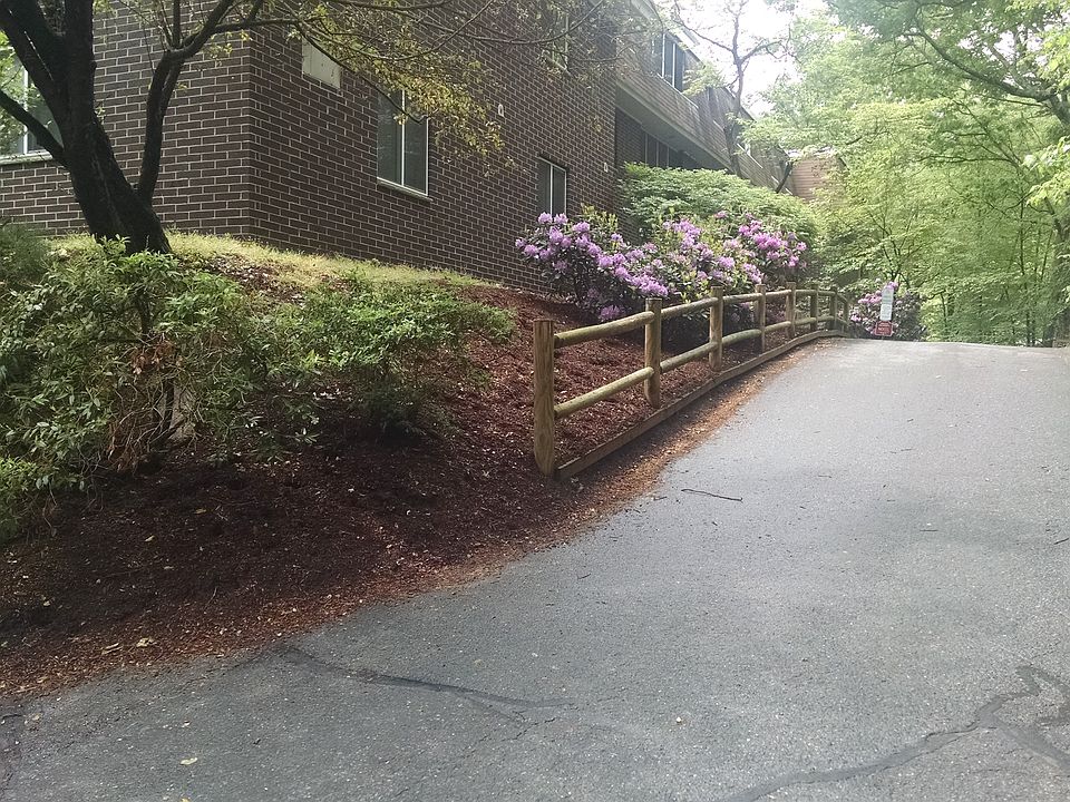 Walkway along river to entra