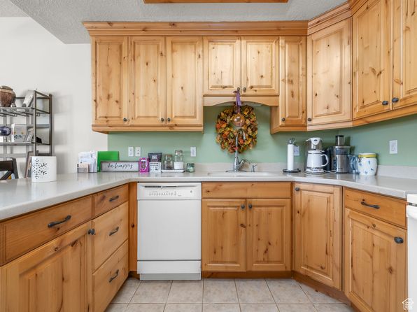11085 S Grape Arbor Pl APT 102, Sandy, UT 84070