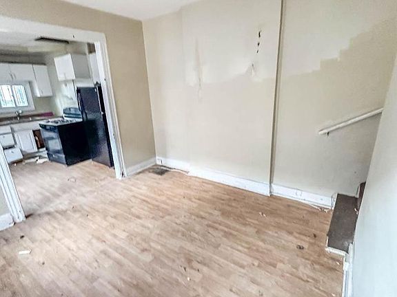 3rd image of 2629 Llewelyn Ave