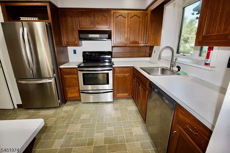 4 bed, 2.5 bath, 2255 sqft, $4,500 — Photo 4