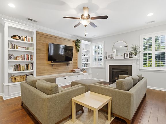5th image of 114 Carriage Hill Pl