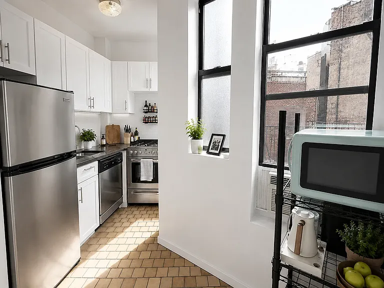 37 A Bedford St #A — Photo 5