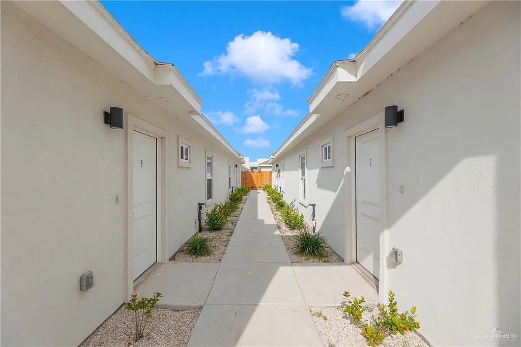2 bed, 2.0 bath, 10214 sqft, $1,100 — Photo 3