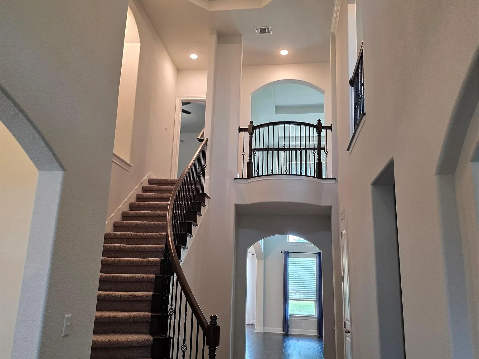 4 bed, 3.5 bath, 3784 sqft, $4,700 — Photo 4