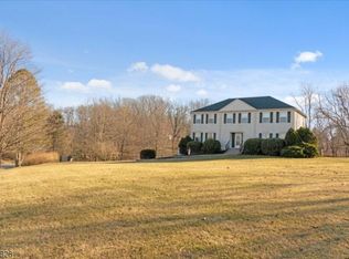 38 Goldfinch Ln, Neshanic Station, NJ 08853