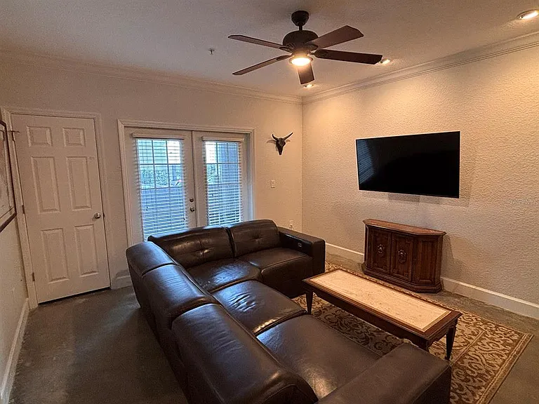 304 E South St #1020 — Photo 4