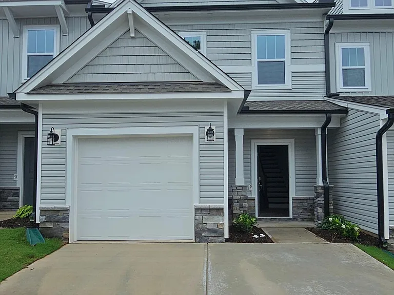 11 Saltford Ln — Photo 1