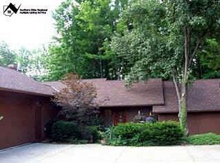 21595 Meadows Edge Ln, Strongsville, OH 44136