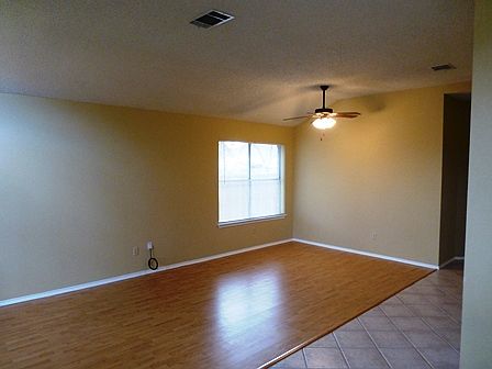 5th image of 409 Oakcrest Dr