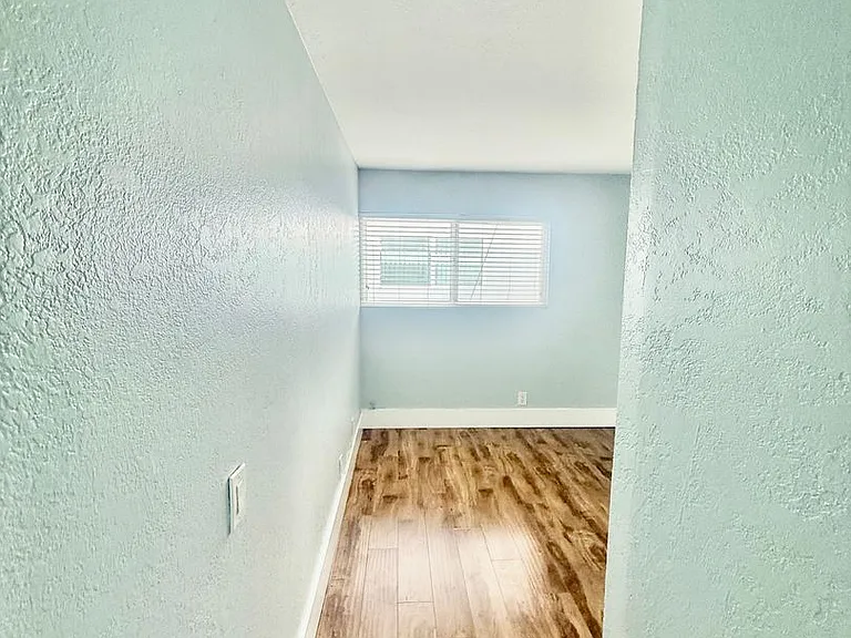 Howard & Lexington Apts — Photo 31