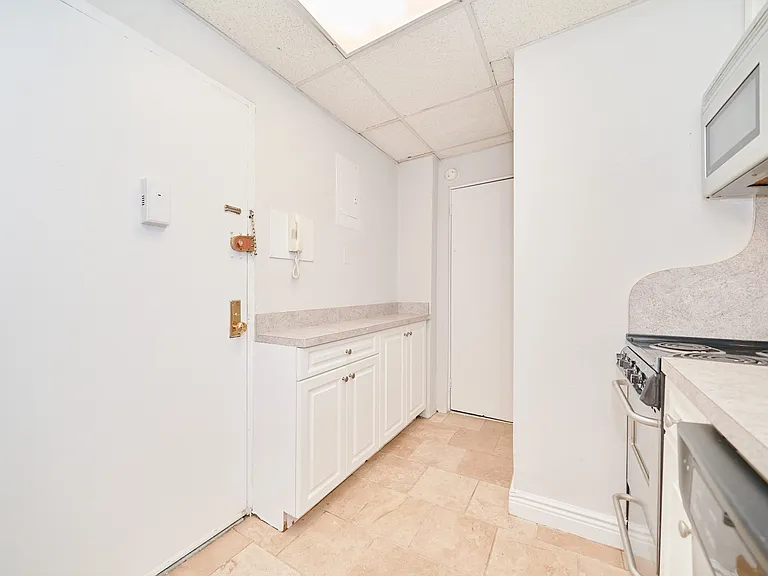 331 W 43rd St #5A — Photo 7