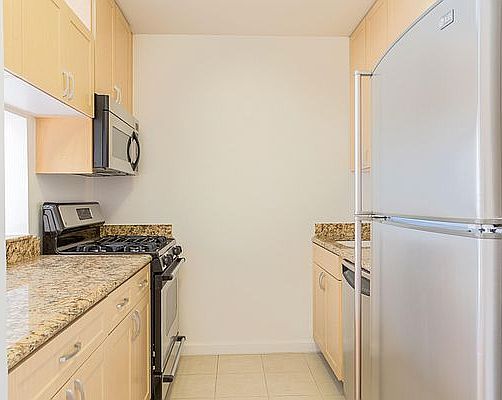 4th image of 235 W 48th St APT 8J