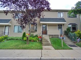17 Larch Ct, Staten Island, NY 10309